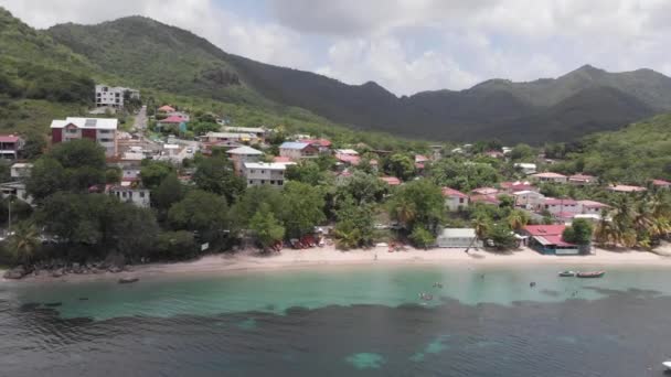 Les anses d 'arlet village and beach, martinica, Frankrike, 28-8-19 denna tropiska lilla stad ligger i västra delen av Martinica och är en mycket turistisk plats för utlänningar semester — Stockvideo