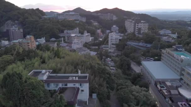 Drohnenaufnahme des arima onsen dorfes in japan während des sonnenuntergangs. — Stockvideo