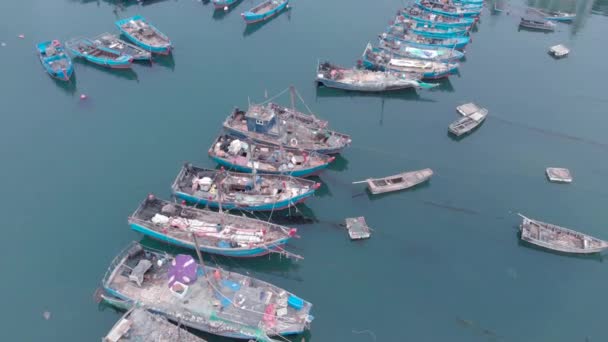 Kinesiska träfiskebåtar under morgonen färsk vårdimma Dalian, Kina, 19-6-19 — Stockvideo