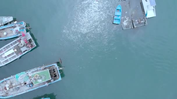 Foto aérea de barcos chinos tradicionales con niebla matutina Dalian, China, 19-6-19 — Vídeo de stock