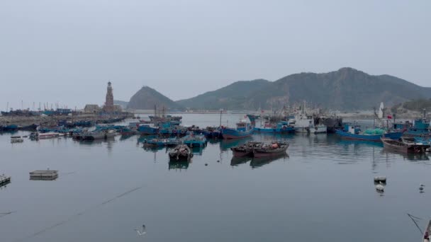 Drone tiro de porto de pescadores na cidade chinesa com nevoeiro matinal Dalian, China, 19-6-19 — Vídeo de Stock