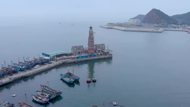 Drohnenschuss: alter Leuchtturm im Hafen von Dalian während des Morgens frischer Frühlingsnebel Dalian, China, 19-6-19 — Stockvideo