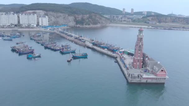 Geleneksel balıkçılar sabah taze bahar sisi ile deniz feneri Dalian, Çin, 19-6-19 — Stok video