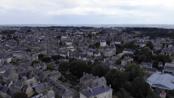 Drohnenbild von avranches city, manche, normandie, franz 14-9-19 die befreiung von avranches während des zweiten Weltkriegs wurde von general george s. patton angeführt — Stockvideo