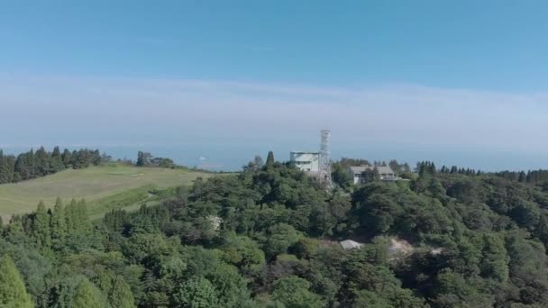 Drone Shot of Osaka and Kobe Bay with sea from Arima mountain. Arima es un famoso pueblo termal, muy cerca del aeropuerto de Kobe y Kansai. Famoso lugar turístico . — Vídeo de stock