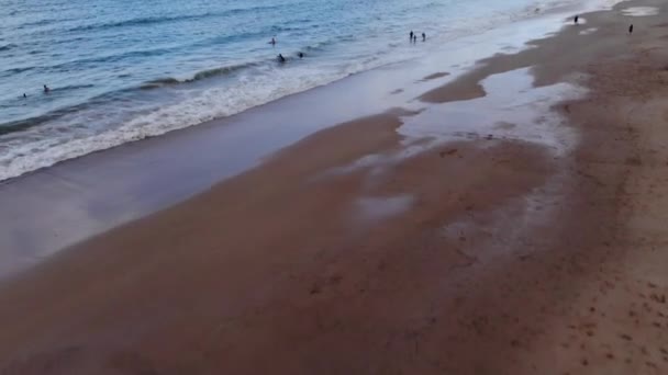 Normandiya sahilinin, tanınmayan insanlarla çekilmiş insansız hava aracı görüntüleri. Bu turistler yaz mevsiminde iyi vakit geçiriyorlar, Fransa 15-8-19 — Stok video