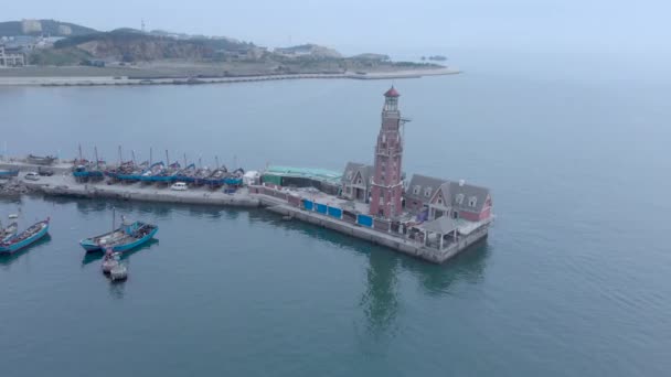 Drone shot: old Lighthouse in Dalian Pier during Morning fresh Spring fog Dalian, China, 19-6-19 — стокове відео