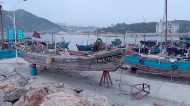 中国、大連、 19-6-19霧と新鮮な朝の間に非常に古い木製の漁船 — ストック動画