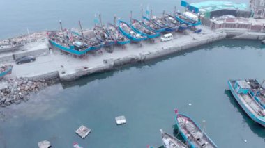 Tamir edilen tekneler: Sabah sisli ahşap balıkçı tekneleri Dalian, Çin, 19-6-19