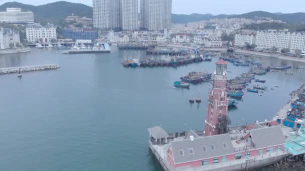 Drone shot van vissershaven in Chinese stad met ochtendmist Dalian, China, 19-6-19 — Stockvideo