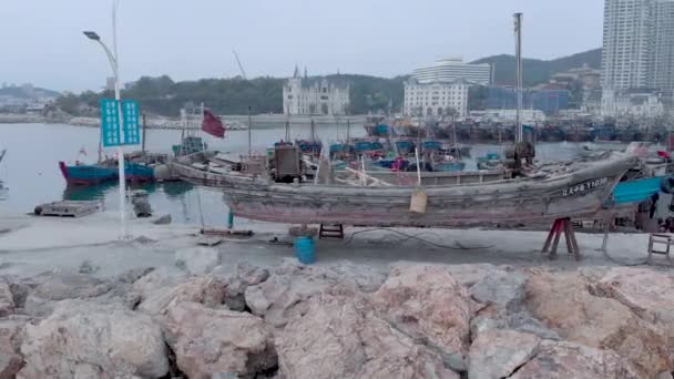 Velmi starý dřevěný rybářský člun během čerstvého rána s mlhou na molu, Dalian, Čína, 19-6-19 — Stock video