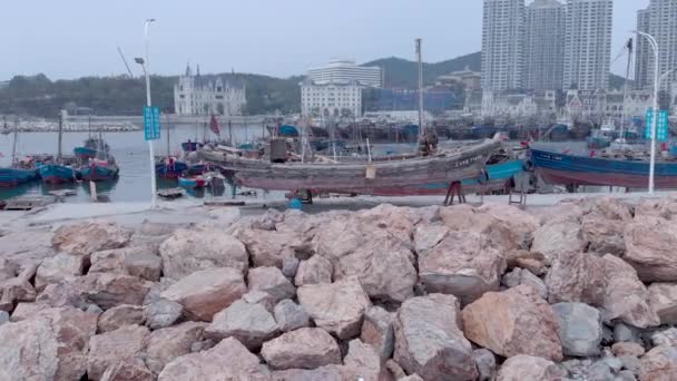 Drone aérien professionnel tir 4K du port de pêcheur pendant la matinée brumeuse à Dalian, Chine, 19-6-19 — Video