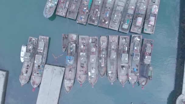 Luchtfoto van vissers oude pier in Chinese stad met ochtendmist Dalian, China, 19-6-19 — Stockvideo