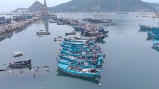 Professionell antenn 4k skott av fiskare Bay: hamn och fyr i kinesiska staden med morgondimma Dalian, Kina, 19-6-19 — Stockvideo