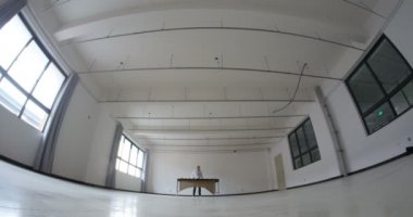 Ksilofon çalan adam. Boş bir odada müzik çalan bir adamın moda fotoğraflarından. Profesyonel müzisyen güzel bir melodi çalıyor. Mans, Fransa 1-1-19