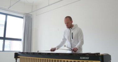 Le Mans, Fransa 'da boş bir galeri odasında müzik çalan yakışıklı bir müzisyen.