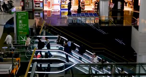 Ускоренный выстрел людей на эскалаторе в международном аэропорту Инчхона. Инчхон, Южная Корея 3.10.19 — стоковое видео