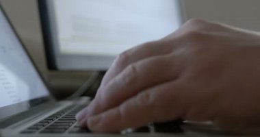 Bilgisayar klavyesinde daktilo kullanan, internet ekommerce ağıyla sıkı çalışan serbest çalışan işadamlarının yakınlaşması. Yüksek hızlı zaman geçidi. İnternet sitesi teknolojisinin programlama işi