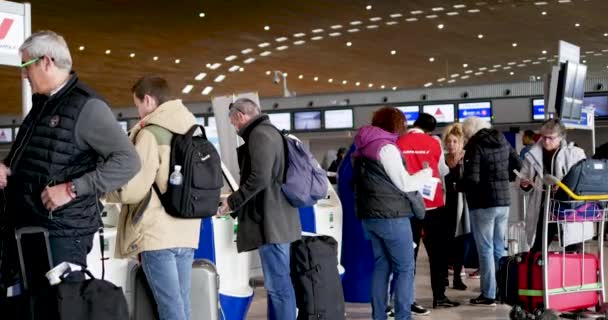 Turistas em auto check-in pronto para ir de férias. Aeroporto Charles de Gaulle, França, 26 / 3 / 19 — Vídeo de Stock