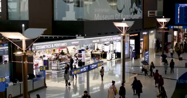 Tiempos de las personas que caminan en el aeropuerto internacional de Incheon, Corea del Sur 3.10.19 — Vídeo de stock