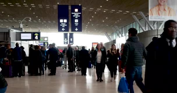 Toeristen wandelen in Charles de Gaulle Airport, Frankrijk, 26 / 3 / 19 — Stockvideo