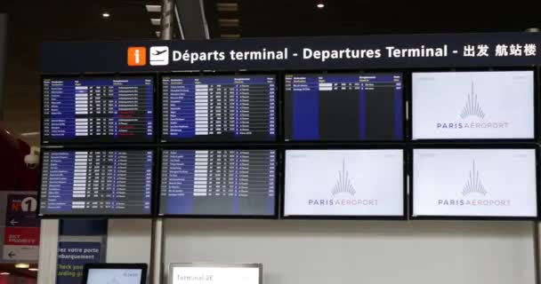 Vacaciones aventura: Horario de vuelos de Salidas en Aeropuerto Charles de Gaulle, Francia, 26 / 3 / 19 — Vídeos de Stock