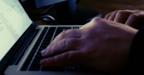 Hombre trabajando durante la noche utilizando la computadora en el lugar de trabajo, escribiendo en el teclado durante las horas extras tardías antes de la fecha límite. ocupado trabajo en equipo duro utilizando la tecnología moderna. manos escribiendo en el teclado . — Vídeo de stock