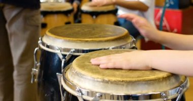 Konga davul çalan çocuk elleri, sanat ve müzik eğitimi için çok eğlenceli perküsyon enstrümanı. Bu konganın sesi her öğrencinin yüzüne gülümseme getirir. Mans, 12-11-18