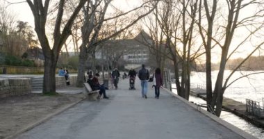 Les quais de la loire: Fransızcadaki La Loire Nehri rıhtımları. Güzel turistik ünlü bir yer, Tours City, romantik ve şirin, Loire vadisinde yürümek unutulmaz! 22 Şubat 2019
