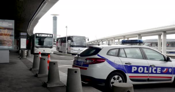 Sécurité internationale : Voiture de police stationnée devant l'aéroport Charles de Gaulle, France, 26 / 3 / 19 — Video