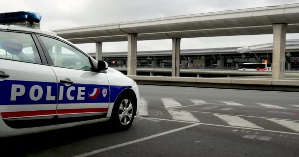 Жовтий страйк: французький поліцейський автомобіль, що захищає туристів в аеропорту Шарля де Голля, Франція, 26 / 3 / 19 — стокове відео