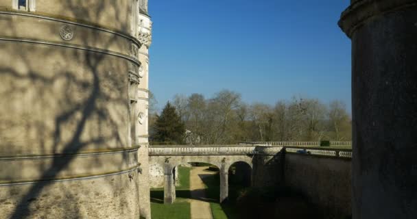 Dry moat of Le Lude Castle during spring walk under blue sky, family historical destination. in Loire valley Le lude, France 27/2/19 — Stok video