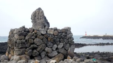 Koruyucu Kule Kore 'de, bu kaya Jeju adasının kıyılarında onu doğal elementlere karşı korumak için, güzel rüzgarlı havaya karşı. Dış çekim.