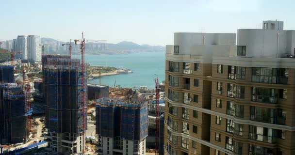 Bina inşaatı 12 saat sürmüş. Dalian Körfezi 'nde deniz kenarında çalışan turnalar. Tipik Çin hızlı büyüme konçertosu — Stok video