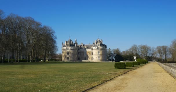 Panorama Chateau du Lude, region Sarthe v údolí Chateaux de la Loire, velmi turistické historické místo. Modrá obloha krásné slunce, Le Lude, Francie 27 / 2 / 19 — Stock video