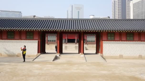ソウルの美しい古代宮殿、これはすべての観光客がソウル、韓国での休暇中に行う必要があります- 3月2018 — ストック動画