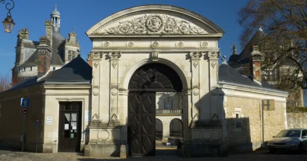 Eingang des Chateau du lude, mit sonnigem Wetter und blauem Himmel le lude, Frankreich 27 / 2 / 19 — Stockvideo