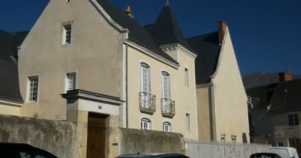 Casa em Le lude com céu azul durante o início da primavera, França 27 / 2 / 19 — Vídeo de Stock