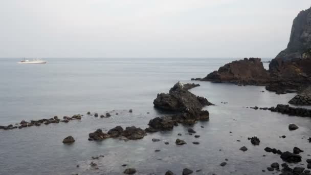 Mooie kust van Jeju Island: Rotsen aan zee - Jeju eiland is een belangrijke attractie voor elke toerist in Korea — Stockvideo