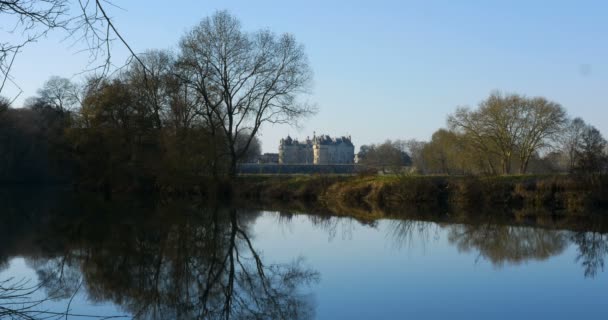 Loire Valley 'deki Le Lude Ortaçağ Rönesans Şatosu. Peri tipik Fransız Avrupa mirası mavi gökyüzü ve Le Lude nehri ile doğal manzara, Fransa 27 / 2 / 19 — Stok video