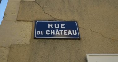 Küçük Loire Vadisi köyündeki Fransız tipik yol levhası 