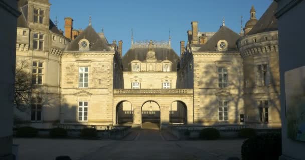 Chateau du Lude, krásný renesanční francouzský hrad v údolí Loiry. Zastřelen z hlavních dveří během odpoledne. Le lude je malá vesnice ideální pro rodinnou klidnou dovolenou. místo dědictví Le lude, Francie, 26-2-19 — Stock video