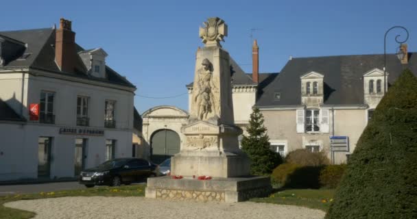 場所デ マリー 記念碑オー モルツ 市内の家の前に 戦争記念碑記念碑 Lude Loire Valley France — ストック動画