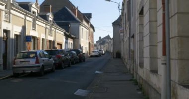 Baharın erken saatlerinde Sarthe 'deki köy yolunda mavi gökyüzü, Le Lude, Fransa 27 / 2 / 19