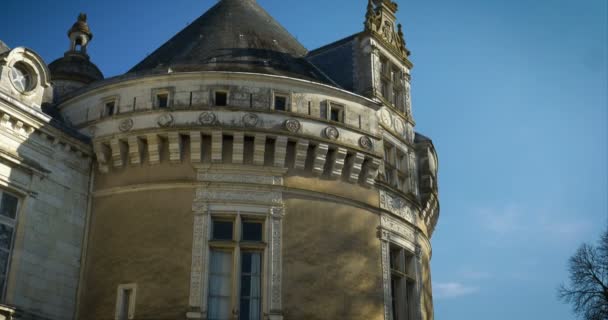 Toren van Chateau du Lude, Kasteel van de Loire-vallei. mooie kerker met blauwe lentehemel. Le lude, Frankrijk 27 / 2 / 19 — Stockvideo