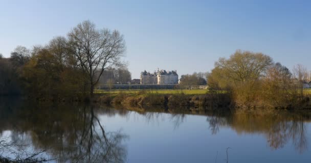 Loire Vadisi şatosu Chateau du Lude 'un su yansıması, mavi gökyüzü ve ağaçlarla 4k' lık görüntüsü. Yazın ortaçağ şatosu için çok turistik bir yer. Le Lude, Fransa 27 / 2 / 19 — Stok video