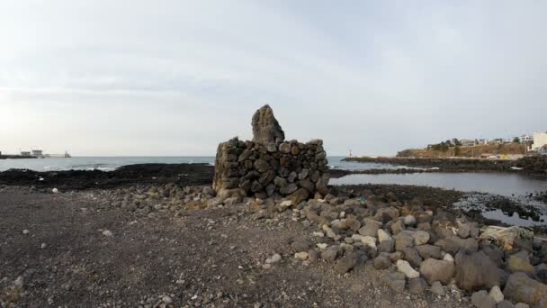 Vue complète du célèbre rocher de Jeju : "Protecteur" En Corée, ce rocher se trouve sur la côte de l'île de Jeju pour le protéger des éléments naturels. Beau paysage marin, vue sur les poissons — Video