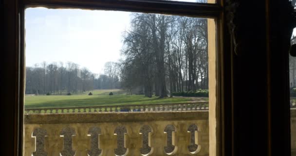 Chateau du lude palace. Blick auf den Park von innen durch Fenster. le lude castle in chateaux de la loire Tal bei Frühlingswetter. le lude, Frankreich 27 / 2 / 19 — Stockvideo