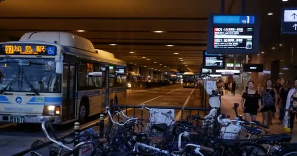 Persone che camminano nel pomeriggio alla stazione di Osaka - Osaka, Giappone - agosto 2018 — Video Stock