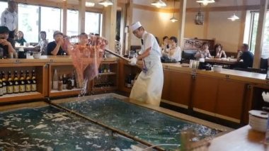 Japon restoranında akvaryumdan balık çıkaran adam - yavaş çekim tekniği - Kochi, Japonya - Ağustos 2018